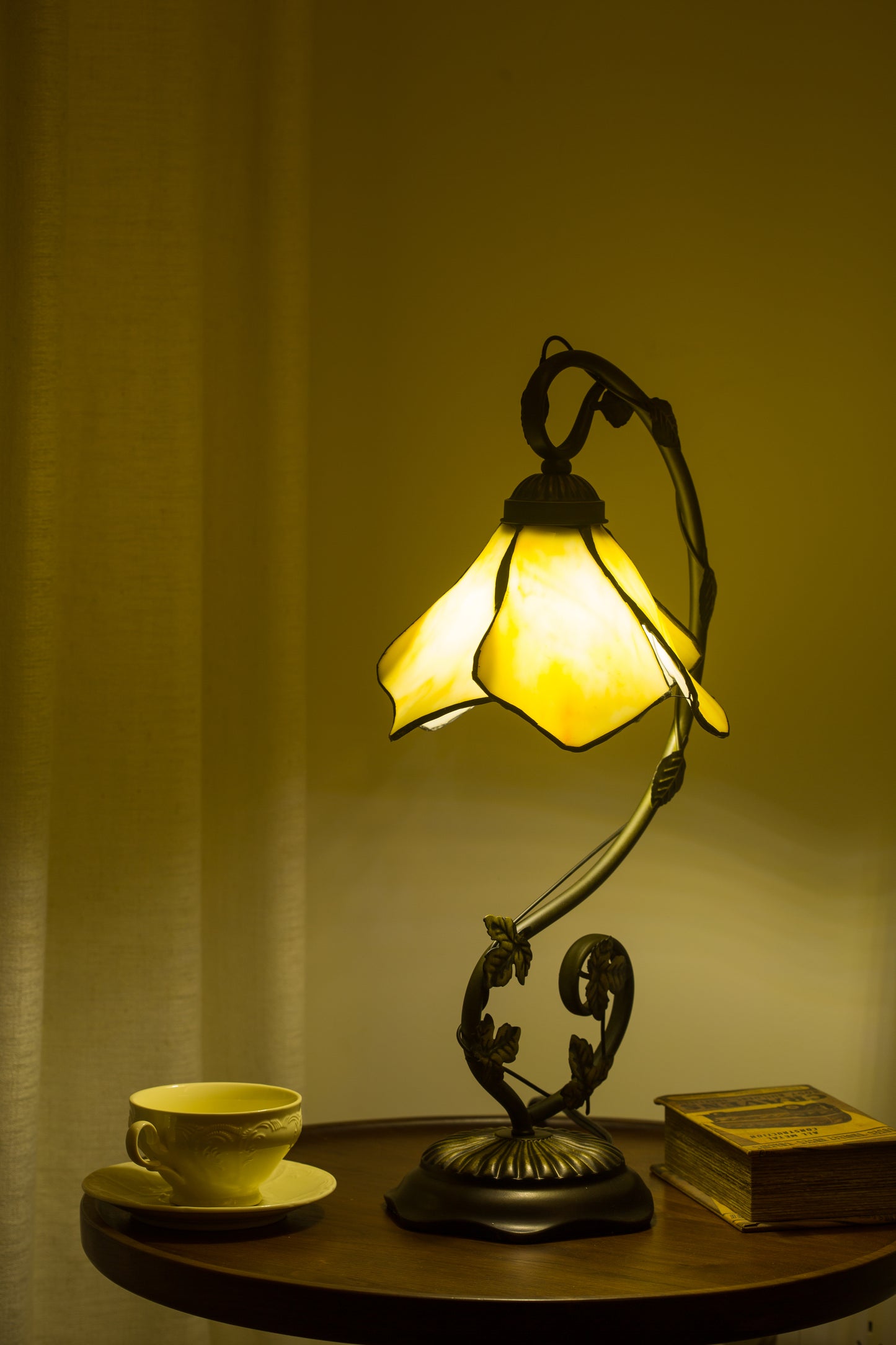 Flora Tiffany Style Lamp - Beige